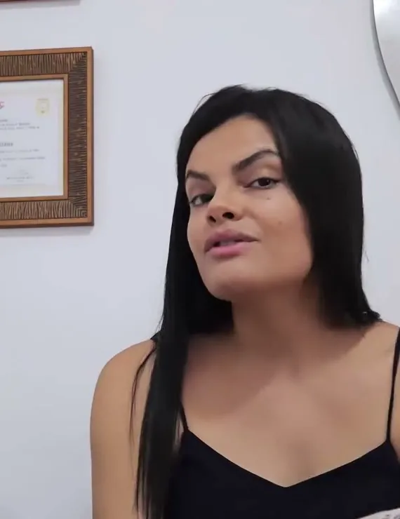 Fernanda Galeano no consultório, com o diploma na parede